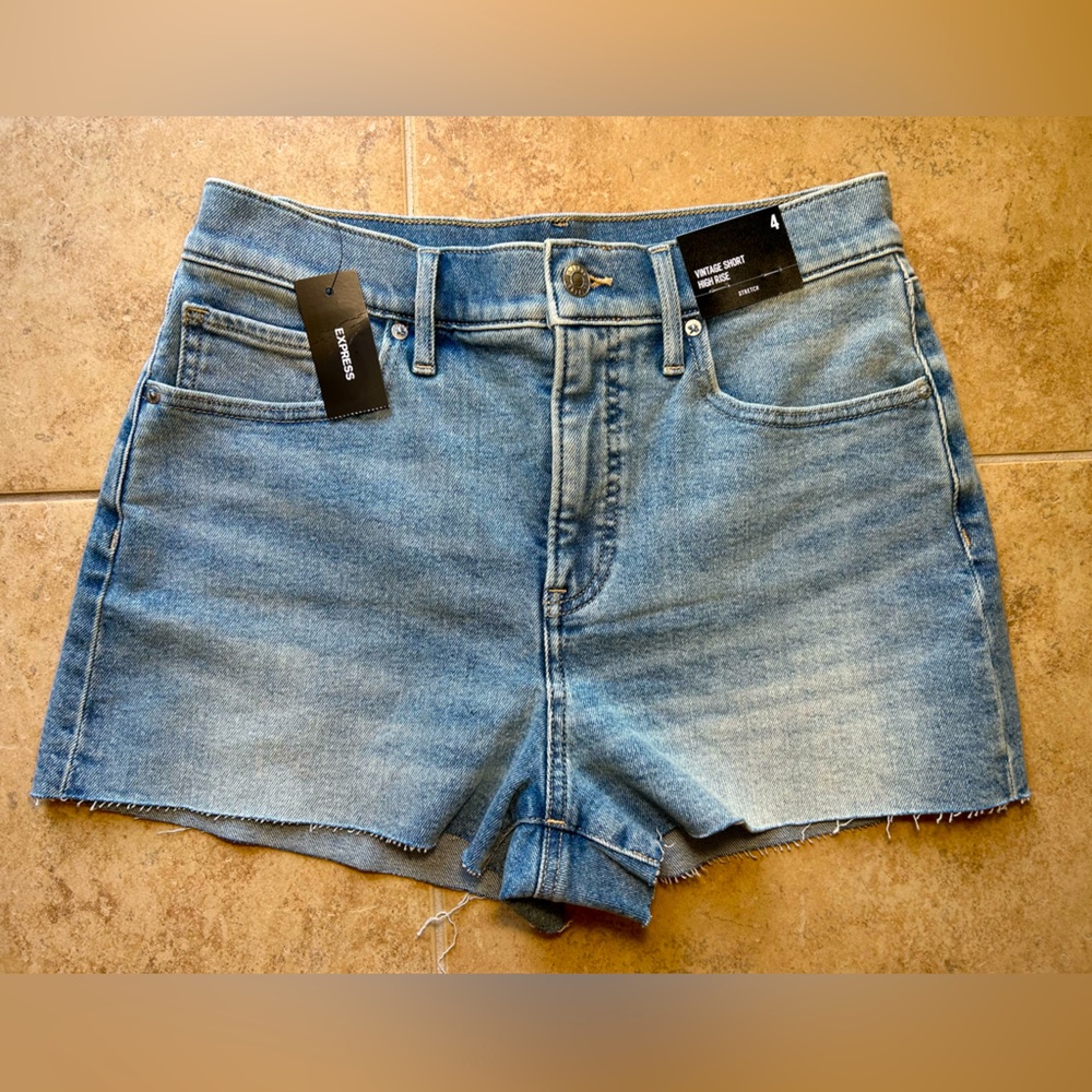 NWT🌷EXPRESS High Rise Light Wash Raw Hem 2.5” Inseam Vintage Jean Shorts